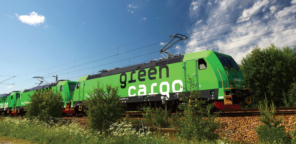 Green Cargo uses multipurpose wagons with floors that can be raised to create a double-deck.