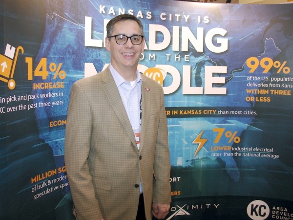 At a recent trade show, Chris
Gutierrez, president of KC
SmartPort, extols the “leading
from the middle” warehousing and
distribution virtues of Kansas City.
(Photo by Paul Scott Abbott, AJOT)