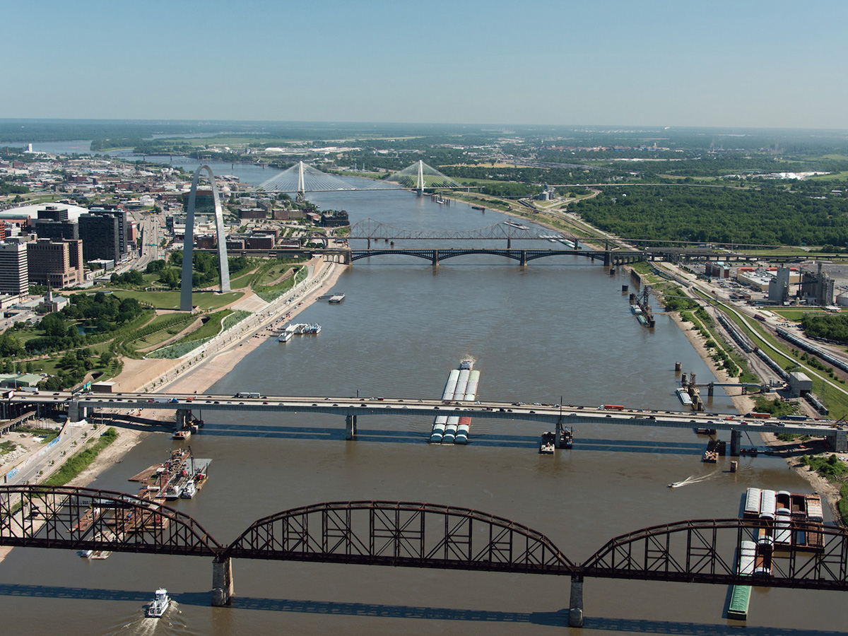 Barge traffic on Mississippi River