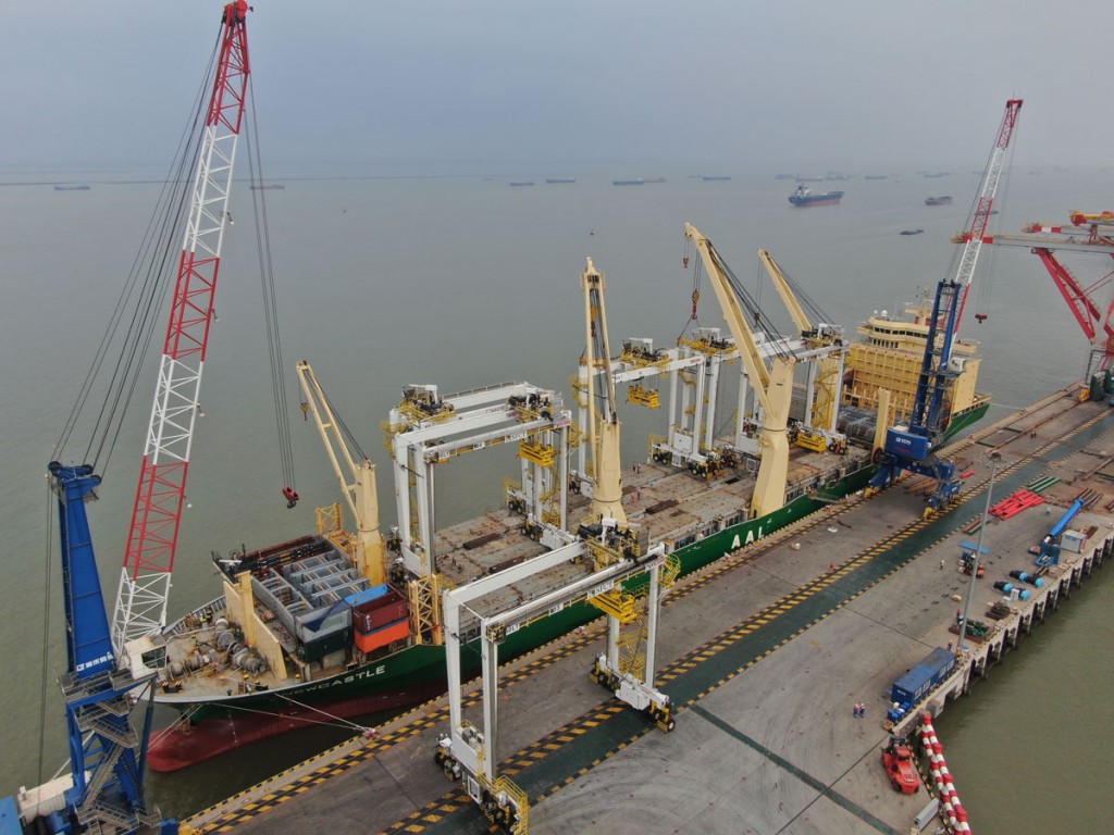 AAL Newcastle loading RTGs in Taicang, China