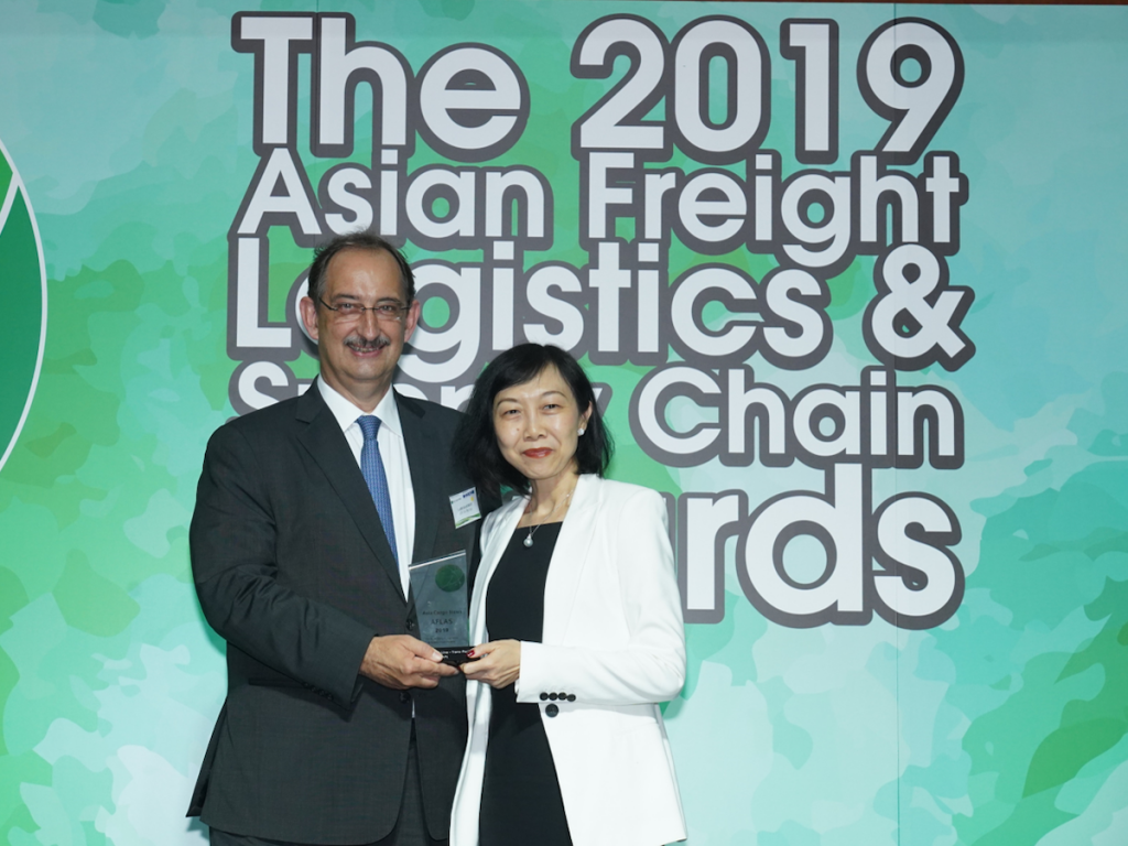 APL CEO Lars Kastrup receiving the Best Shipping Line in the Trans-Pacific Award at AFLAS 2019