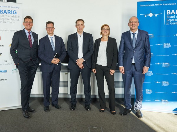 Michael Hoppe, BARIG Secretary General, and Robert Schickling, Managing Director Operations/COO at DFS (German Air Traffic Control) outside on the left and on the right with guests (from left to right): Sinan Düvenci, Station Manager AviationPower GmbH, Hendrik Düringer, Head of Revenue Management Deutsche Bahn Fernverkehr GmbH, and Kristina Hill, Head of Division – Department 5 at LBA (German Federal Aviation Authority) 