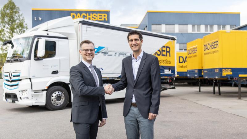 left to right: Martin Kehnen, Head of CharterWay Rental & Major Customer Management at Mercedes-Benz Trucks Germany hands over the keys to the Mercedes-Benz eActros to Markus Maurer, General Manager of Dachser’s Kornwestheim (Stuttgart) branch