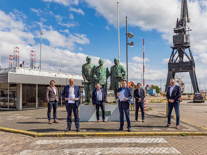 From left to right: Ticco Maagdenberg (Manager Services, Verolme Special Equipment BV), Martin Rosmolen (CCO, Verolme Special Equipment BV), Stef Loffeld (Senior Project Manager / Estimator, Damen Shiprepair Harbour & Voyage), Jozeph Quak (Managing Director, Damen Shiprepair Harbour & Voyage), Wim Kemps (Director of Business Development, Verolme Special Equipment BV), Peter Dekker (Senior Project Manager / Estimator, Damen Shiprepair Harbour & Voyage)