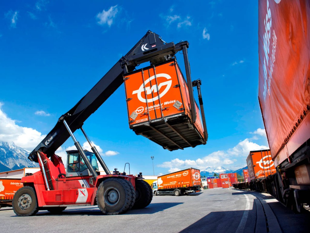 The Orange Combi Cargo service replaces around 60 truck journeys between Vienna and western Austria every day, equivalent to saving around 9,000 tons of CO2 every year. (Source: Gebrüder Weiss)