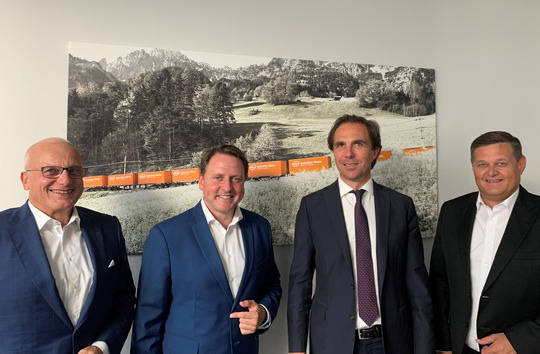 The OCC block train cooperation has been extended (from left to right): Walter Konzett, Director Product Management Land Transport of Gebrüder Weiss, Thomas Kargl, Member of the Board of Management of the Rail Cargo Group, Wolfram Senger-Weiss, CEO of Gebrüder Weiss and 