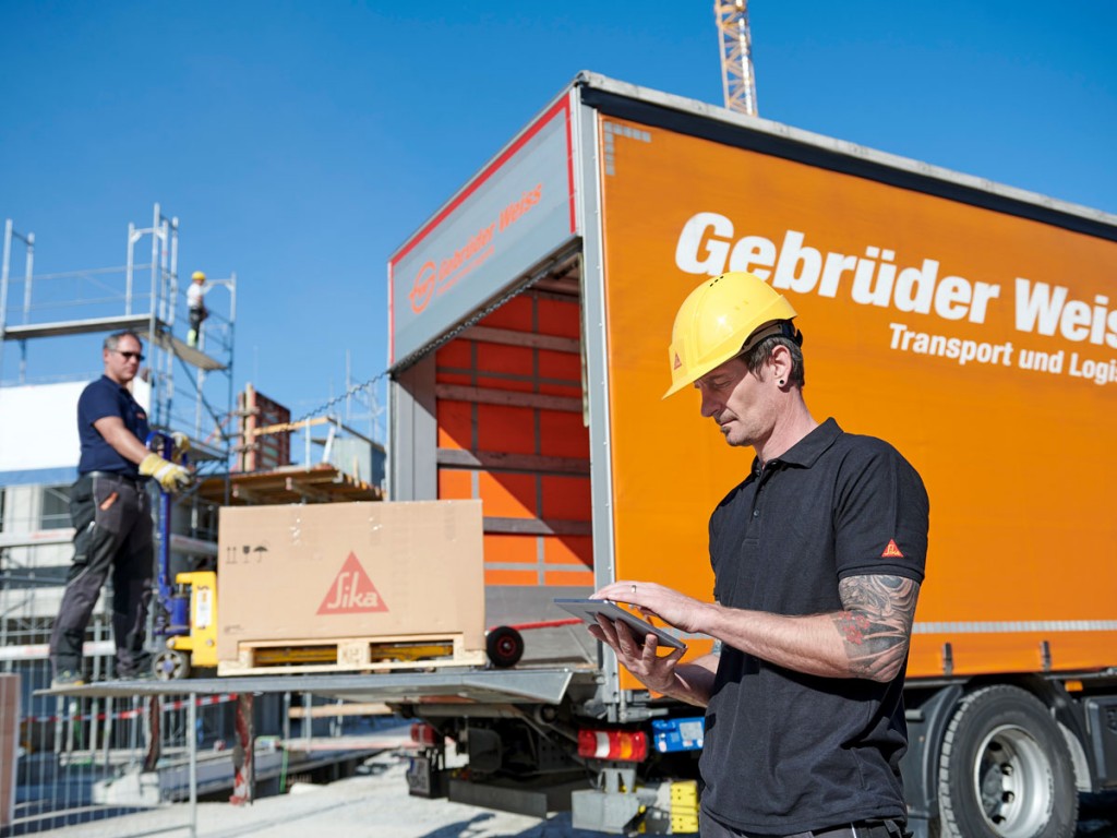 Information about the Estimated Time of Arrival (ETA) increases planning reliability at the construction sites of Sika customers. (Source: Gebrüder Weiss / Marcel Hagen).