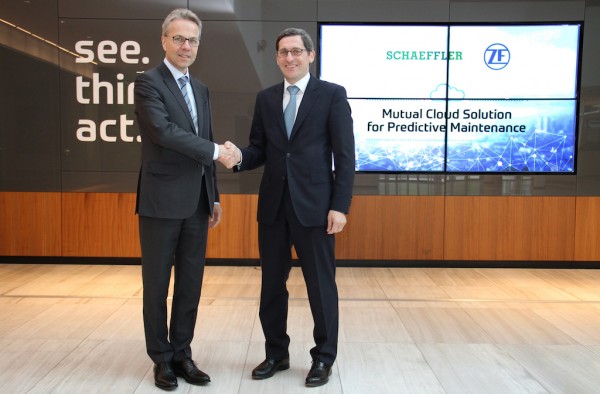 (from the right) Dr. Klaus Geißdörfer, Head of Division Industrial Technology and Dr. Stefan Spindler, CEO Industrial of Schaeffler AG are pleased about the common cloud solution for the digitization of wind power transmissions.