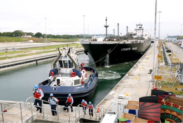 LPG tanker Lycaste Peace transiting the Atlantic-facing Agua Clara Locks.