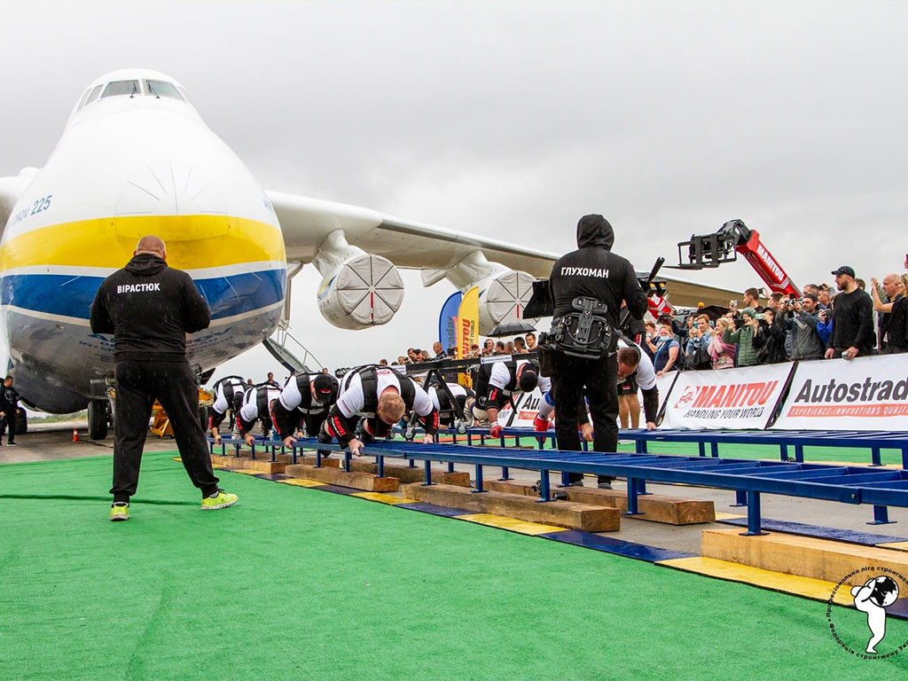 Antonov Airlines’ AN-225, the world’s largest and heaviest plane, was pulled 4.3 m in 73 seconds by eight Ukrainian strongmen two days after headlining Ukraine’s 30th Independence Day air show celebrations.