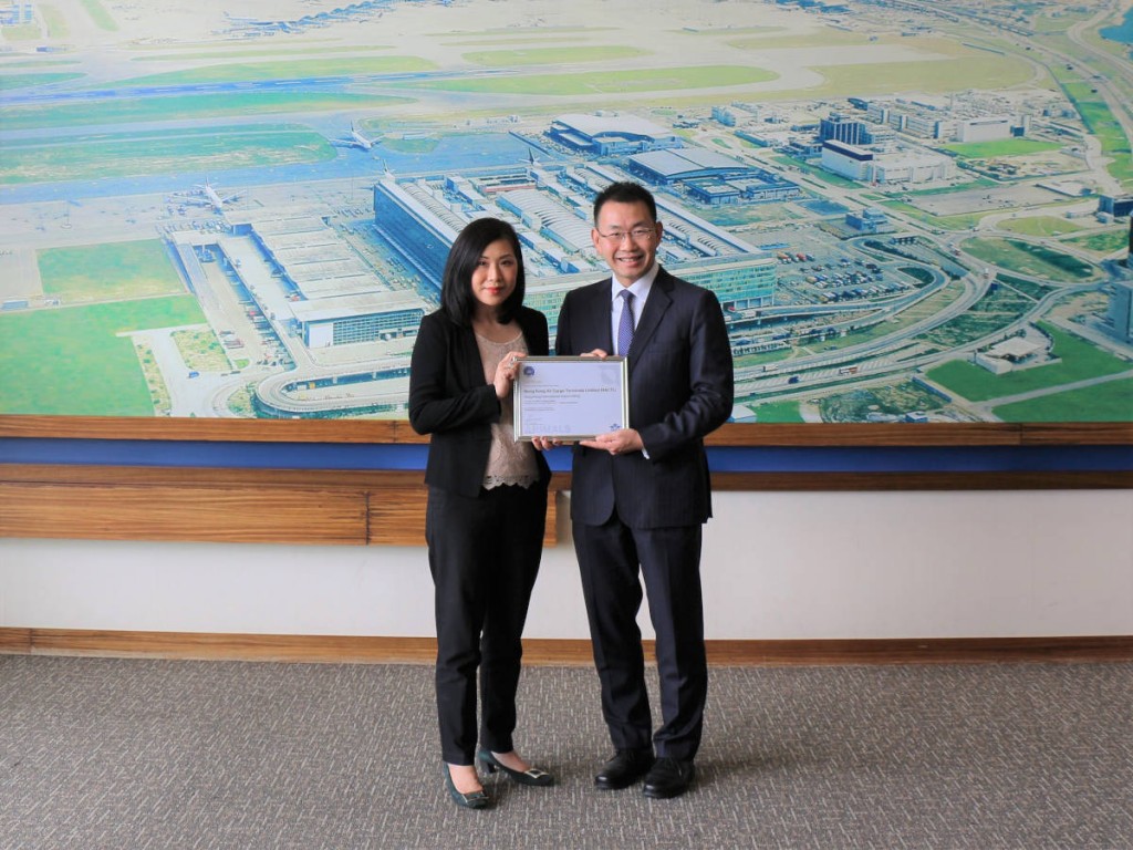 Hactl Chief Executive Wilson Kwong (right) receives the IATA CEIV Live Animals certificate from Yvonne Ho, IATA General Manager, Hong Kong and Macau