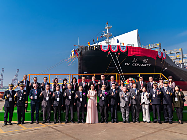 Front row：Yang Ming Marine Transport Corp. Chairman Cheng Cheng-Mount (8th from right), Yang Ming Marine Transport Corp. President Patrick Tu (7t from right), Lady Sponsor Mrs. Lee Pao-Lin (8th from left), CSBC Corporation Chairman Cheng Wen-Lon (7th from left), CSBC Corporation President Tseng Kuo-Cheng (6th from left)