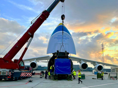 https://www.ajot.com/images/uploads/article/Antonov_Loading-oil-and-gas-equipment-at-SVG.jpg