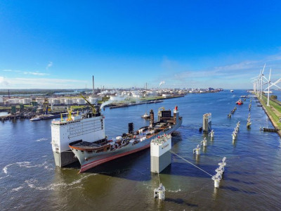 https://www.ajot.com/images/uploads/article/Fremantle-Highway-on-board-Boskalis-Boka-Vanguard.jpeg