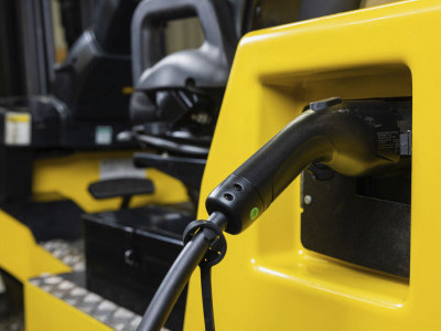 https://www.ajot.com/images/uploads/article/Hyster_on_board_charging_for_forklifts.jpg