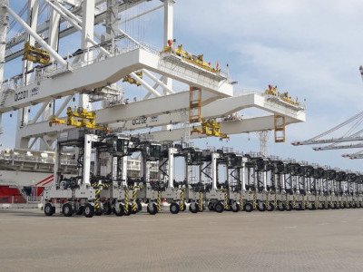 https://www.ajot.com/images/uploads/article/Kalmar_Hybrid_Straddle-carriers-apm-terminals-tangier.jpg