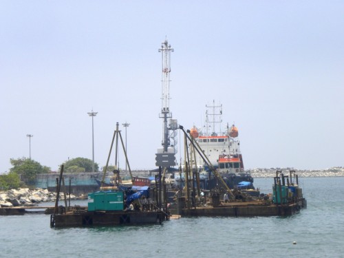 https://www.ajot.com/images/uploads/article/698-Dredgers_and_ships_near_Kollam_Port%2C_Mar_2017.jpg