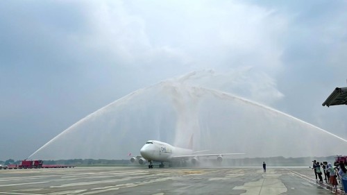 https://www.ajot.com/images/uploads/article/A_traditional__water_cannon_salute__for_One_Air.jpeg