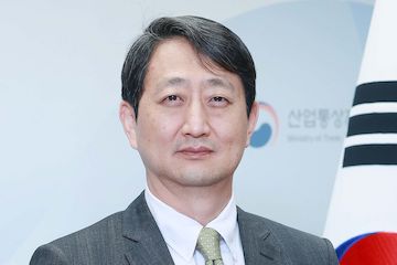 https://www.ajot.com/images/uploads/article/Ahn_Duk-geun.jpg