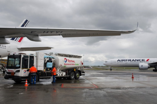 https://www.ajot.com/images/uploads/article/Air_France_fueling.jpg