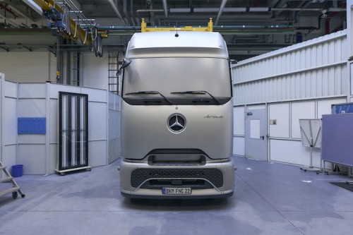 https://www.ajot.com/images/uploads/article/Daimler_EV_truck.jpg