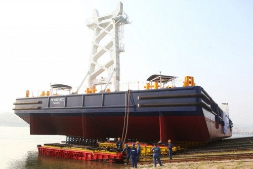 https://www.ajot.com/images/uploads/article/Damen-launches-Crane-Barge-in-Yichang-%281%29.jpg