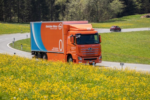 https://www.ajot.com/images/uploads/article/Gebru%CC%88der_Weiss-Hydrogen-Truck.jpg