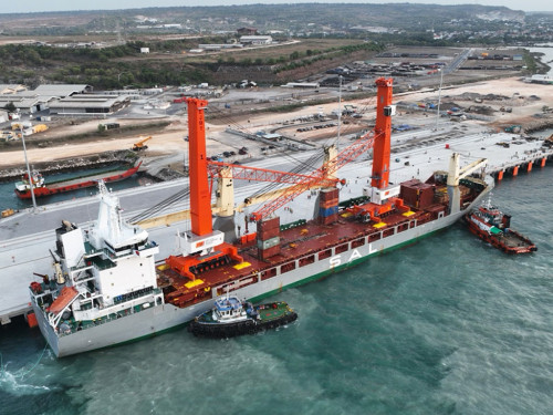 https://www.ajot.com/images/uploads/article/Konecranes-Gottwald-post-Panamax-ESP.8-mobile-harbor-cranes-%28MHC%29_.jpg