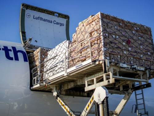 https://www.ajot.com/images/uploads/article/Lufthansa_cargo-loading-side.jpg