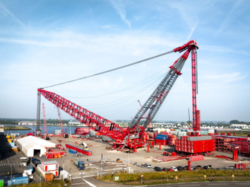 https://www.ajot.com/images/uploads/article/Mammoet_worlds-strongest-land-based-crane-.jpg