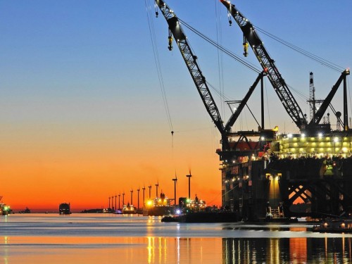 https://www.ajot.com/images/uploads/article/Port-of-Rotterdam-Shore-Power-Oil-Rig-at-Europort.jpg