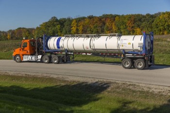 https://www.ajot.com/images/uploads/article/Schneider_Bulk_Intermodal_lng.jpg