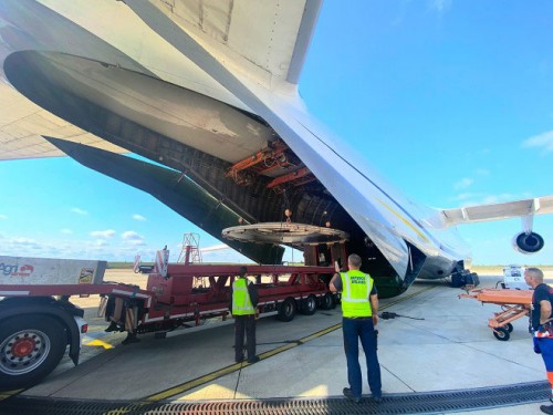 https://www.ajot.com/images/uploads/article/antonov-onboard-cranes-loading.jpg