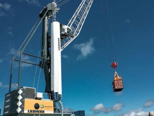 https://www.ajot.com/images/uploads/article/liebherr-lhm-420-mobile-harbour-crane-sodertalje-sweden-europe-2.jpg