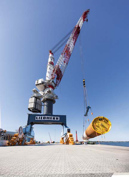 https://www.ajot.com/images/uploads/article/liebherr-tcc-78000-heavy-lift-handling-in-rostock-2.jpg