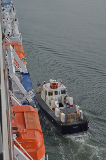 Panama pilot boat getting in position