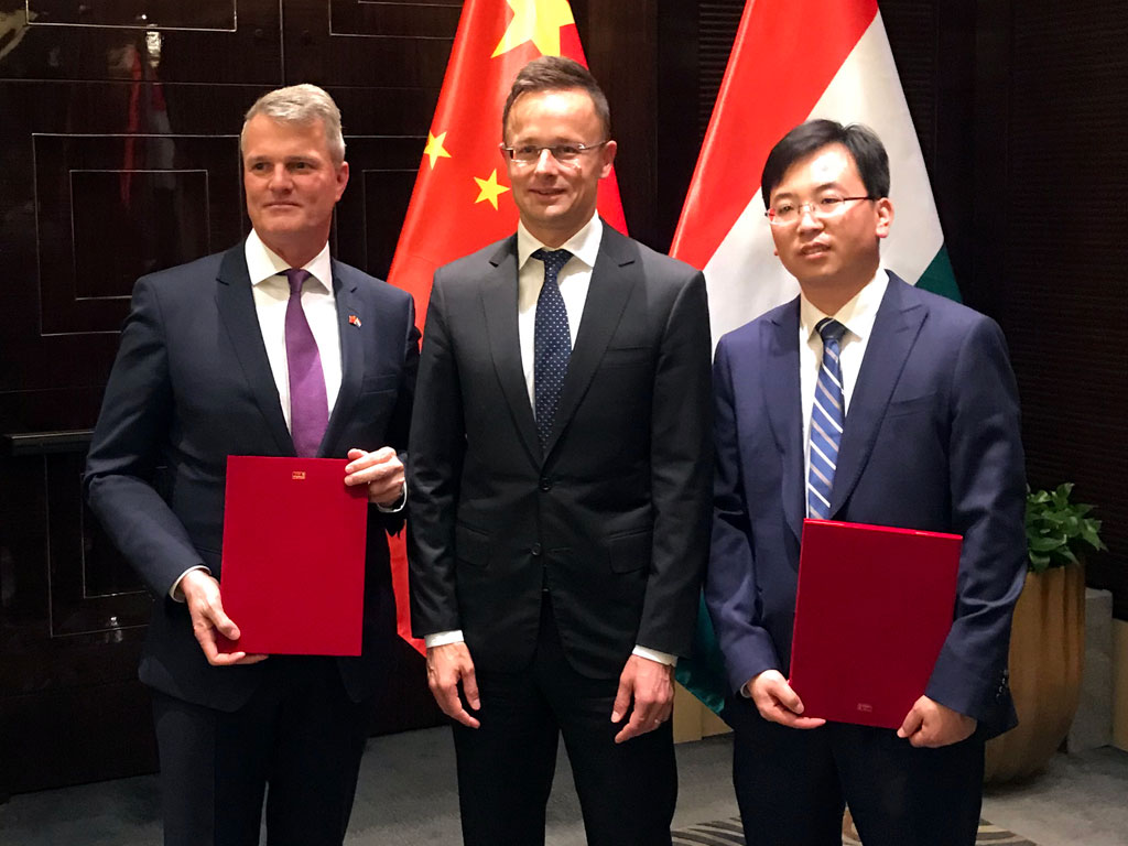 From left to right: René Droese, Péter Szijjártó and Wang Zhendong