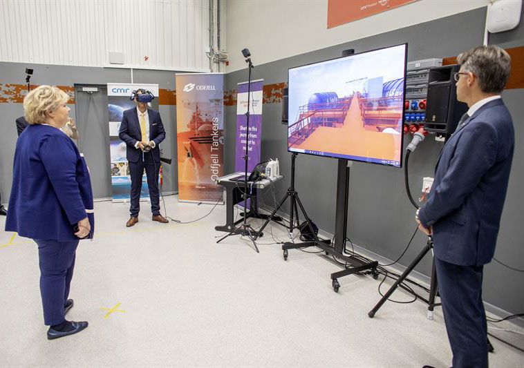 VP Technology of Odfjell, Erik Hjortland, and CEO of Protoech, Bernt Skeie, presenting the fuel cell solution to Prime Minister Erna Solberg. Photo: Sustainable Energy Catapult Centre