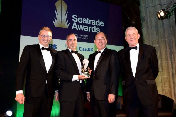 Simon Doran, Managing Director of GAC EnvironHull Limited (centre left) with the Seatrade Clean Shipping Award, presented by Kitack Lim, IMO Secretary-General (centre-right)