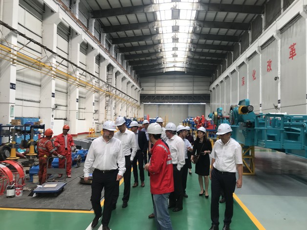 The delegation from Hamburg is visiting the production facilities of ZPMC in Shanghai