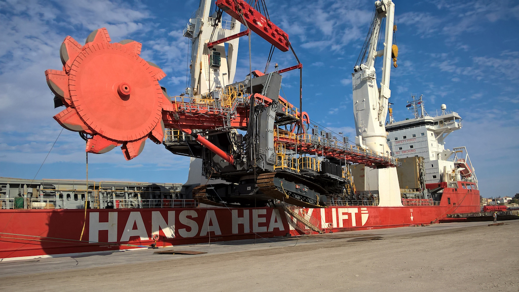 Unloading the huge shiploader