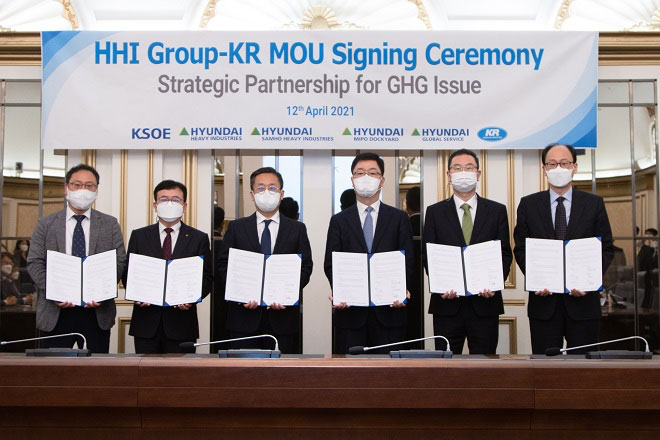 Representatives from KR and HHI Group at the MOU signing ceremony 