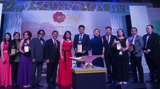 Jose Joel M. Sebastian (seventh from left), ICTSI Senior Vice President for Finance, holding the coveted Grand Anvil, together with officers and staff of the ICTSI Public Relations Office, ICTSI Foundation, and PRSP. 