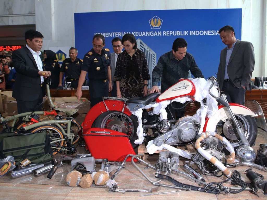  Erick Thohir, second right, and Indonesia’s Finance Minister Sri Mulyani, center, check a Harley Davidson motorcycle during a news conference in Jakarta on Dec. 5. Photographer: Ibnu Anjar/AFP via Getty Images 