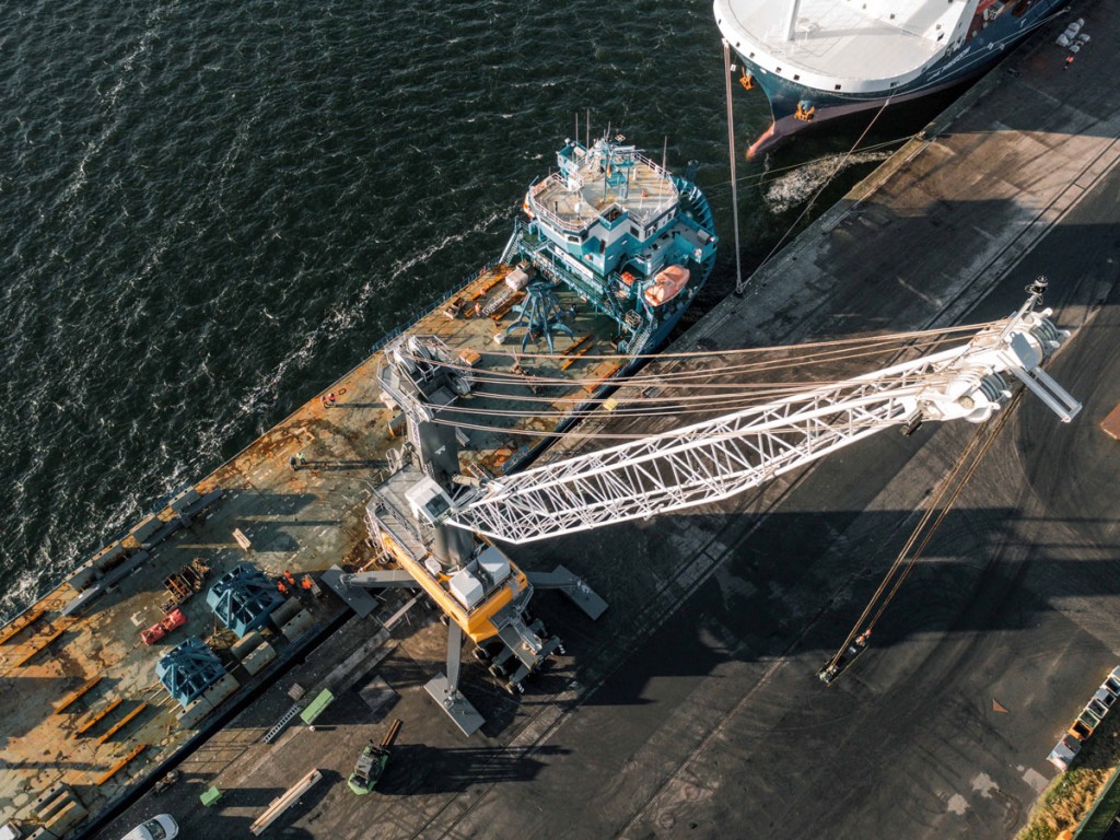 The 300th LHM 550 is loaded in Rostock’s city harbour for delivery to Gdansk. 