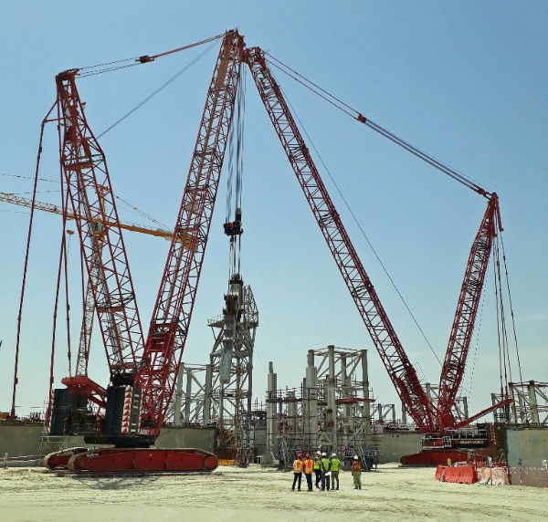 The first precast element successfully installed in a tandem lift using two 600-tonnes crawler cranes.