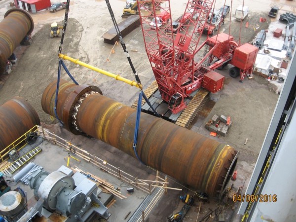 The Manitowoc 16000 and MOD 250/300 beam combine to lift a clinker kiln section at the McInnis Cement plant, Port-Daniel-Gascons, Québec. This is a 618,000 lb., piece representing the second of the six sections lifted.