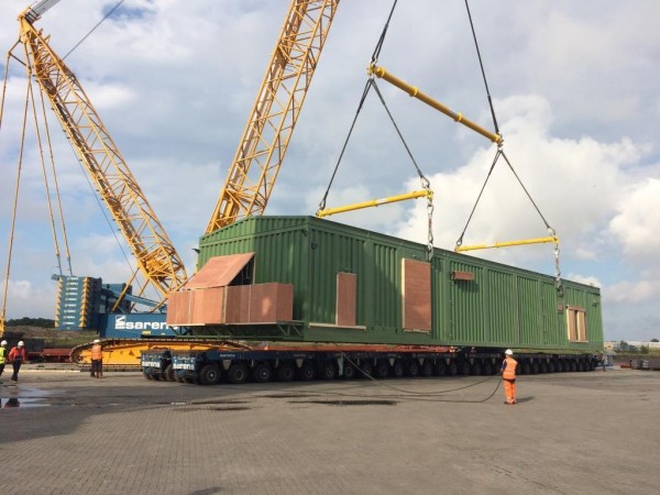 Sixty axles of self-propelled Kamag K2400ST trailers were used, from which the Terex CC2800-1 lifted the substation module and lowered it onto the vessel.