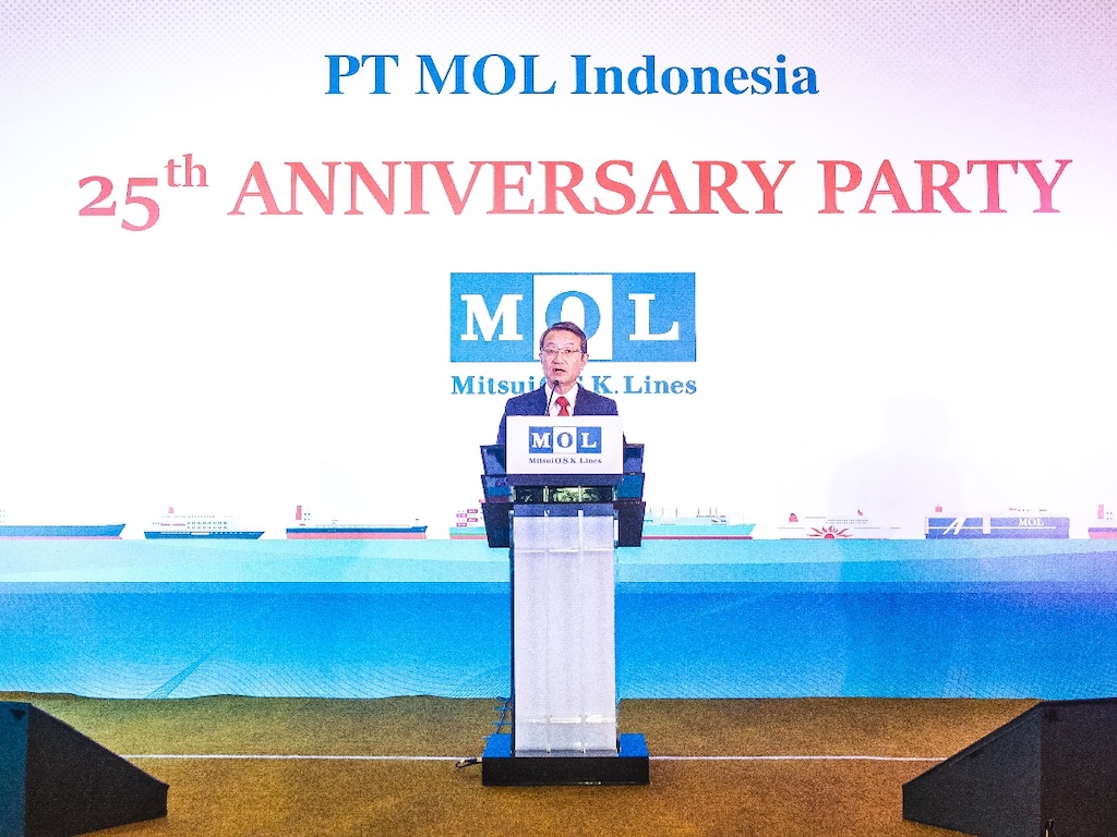 MOL President & CEO Junichiro Ikeda addresses the ceremony. 