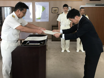 MOL, Marine Safety Division, General Manager, Mitsuhisa Tanimoto (right) receives the testimonial. 